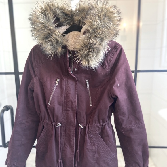 Burgundy coat with detachable faux fur - Picture 1 of 3